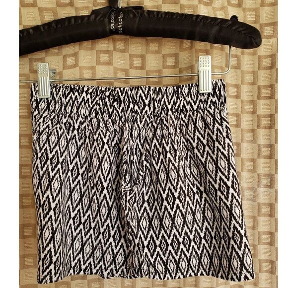Women's Casual Lounge Lightweight Geo Print Free Flowing Shorts Small clearance - Picture 4 of 4